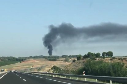 La columna de humo es visible desde muchos lugares