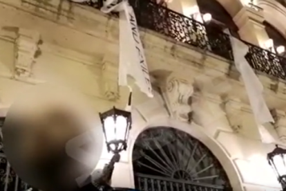 Tres hombres arrancan la pancarta de la Paeria en apoyo a los políticos presos