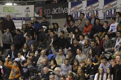 Els àrbitres van tornar a desesperar el públic del Barris Nord.