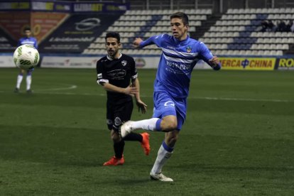 Noel Carbonell refusa una pilota davant de la presència d’un rival.