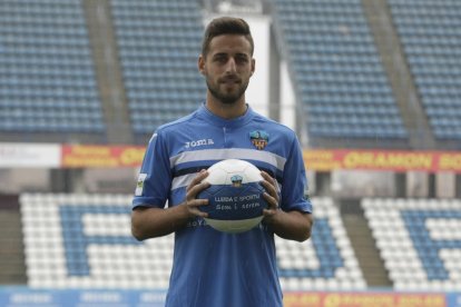 Noel Carbonell refusa una pilota davant de la presència d’un rival.