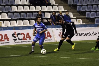 Noel Carbonell refusa una pilota davant de la presència d’un rival.