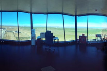 La torre de control, octogonal, en una imagen en línea de 360º