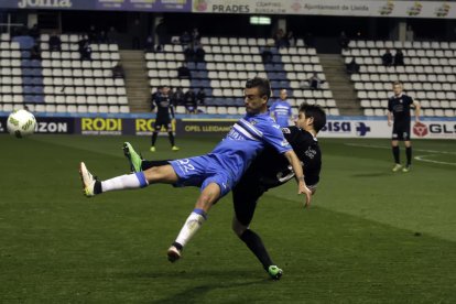 Nierga, más gris que otras veces, es entrado con fuerza por el veterano defensa exPrimera, Paredes.