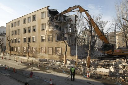 El deterioro del edificio antes del derribo, tras 23 años de abandono, era muy visible con cristales y puertas rotas y graffitis. A la derecha, las fases iniciales de la demolición.