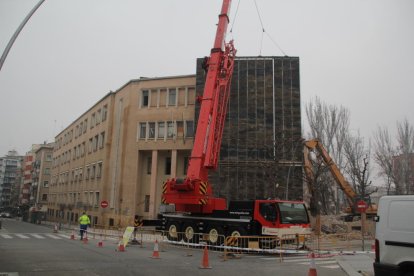 El deterioro del edificio antes del derribo, tras 23 años de abandono, era muy visible con cristales y puertas rotas y graffitis. A la derecha, las fases iniciales de la demolición.