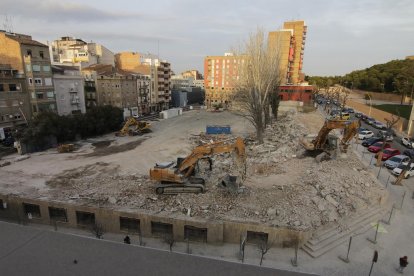 El deterioro del edificio antes del derribo, tras 23 años de abandono, era muy visible con cristales y puertas rotas y graffitis. A la derecha, las fases iniciales de la demolición.