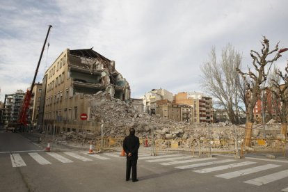 El deterioro del edificio antes del derribo, tras 23 años de abandono, era muy visible con cristales y puertas rotas y graffitis. A la derecha, las fases iniciales de la demolición.