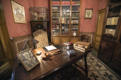 Un dels salons de la casa senyorial Duran i Sanpere de Cervera i, a la dreta, la capella privada de l’edifici, amb els personatges de les pintures inspirats en la mateixa família.