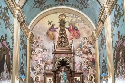 Un dels salons de la casa senyorial Duran i Sanpere de Cervera i, a la dreta, la capella privada de l’edifici, amb els personatges de les pintures inspirats en la mateixa família.