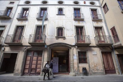 Un dels salons de la casa senyorial Duran i Sanpere de Cervera i, a la dreta, la capella privada de l’edifici, amb els personatges de les pintures inspirats en la mateixa família.