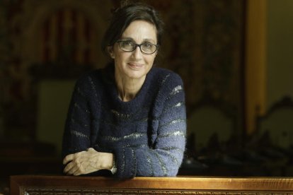 Un dels salons de la casa senyorial Duran i Sanpere de Cervera i, a la dreta, la capella privada de l’edifici, amb els personatges de les pintures inspirats en la mateixa família.