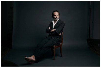 Un dels salons de la casa senyorial Duran i Sanpere de Cervera i, a la dreta, la capella privada de l’edifici, amb els personatges de les pintures inspirats en la mateixa família.