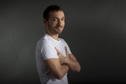 Un dels salons de la casa senyorial Duran i Sanpere de Cervera i, a la dreta, la capella privada de l’edifici, amb els personatges de les pintures inspirats en la mateixa família.