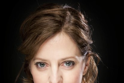 Un dels salons de la casa senyorial Duran i Sanpere de Cervera i, a la dreta, la capella privada de l’edifici, amb els personatges de les pintures inspirats en la mateixa família.