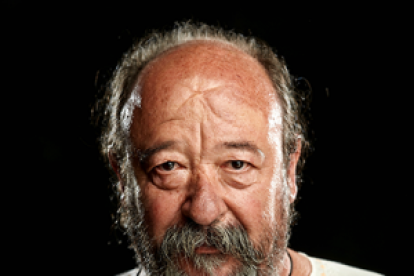 Un dels salons de la casa senyorial Duran i Sanpere de Cervera i, a la dreta, la capella privada de l’edifici, amb els personatges de les pintures inspirats en la mateixa família.