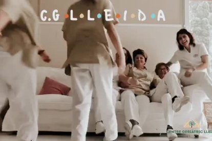 VÍDEO | Los trabajadores del Centre Geriàtric Lleida envían un mensaje de ánimo con la banda sonora de 'Friends'