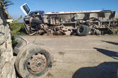 Un camió xoca contra una casa a Gimenells