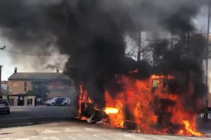 Espectacular incendio de un autobús en Lleida