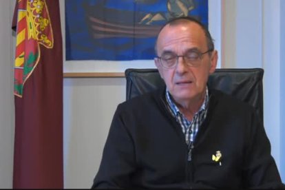 L'alcalde de Lleida, Miquel Pueyo, explica que precinten els espais infantils, jardins i equipaments esportius al carrer