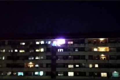 Fiesta desde un balcón de Lleida con luces y música a todo volumen