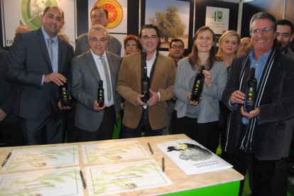 Centenars de visitants van passar pel pavelló de la fira per adquirir oli i participar en els tallers.