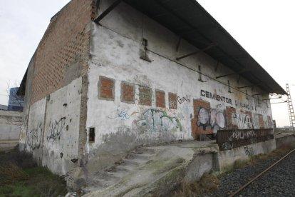 Un dels edificis principals, que data dels anys vint i va allotjar les oficines de la línia de la Pobla, ara en ruïnes.