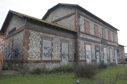 Un dels edificis principals, que data dels anys vint i va allotjar les oficines de la línia de la Pobla, ara en ruïnes.