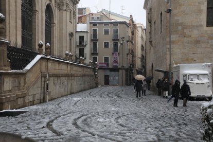 Imagen de las tiendas del Eix Comercial ayer cerrado y vacío, un hecho inédito en un sábado y en plena temporada de rebajas.