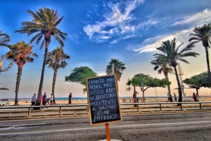 Fotos de cartells, senyals de trànsit o notificacions divertides.