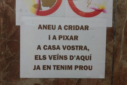 Fotos de cartells, senyals de trànsit o notificacions divertides.