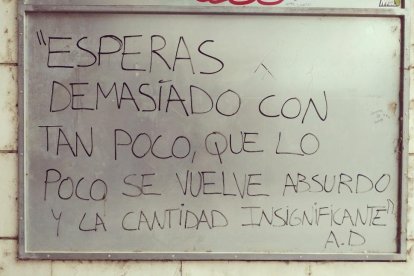 Fotos de cartells, senyals de trànsit o notificacions divertides.