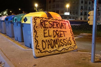 Fotos de cartells, senyals de trànsit o notificacions divertides.
