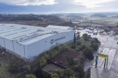 El vent arrasa la coberta de set empreses a Cervera