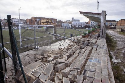 El vent s'ha endut 30 metres de paret del camp de futbol