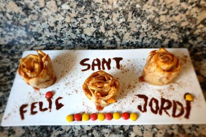 Aquestes són les imatges que ens heu enviat del vostre Sant Jordi confinat. Participa enviant-nos els teves imatges a través de les nostres xarxes socials o a través del correu segrecom@segre.com