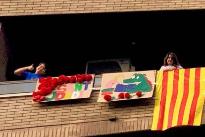 Aquestes són les imatges que ens heu enviat del vostre Sant Jordi confinat. Participa enviant-nos els teves imatges a través de les nostres xarxes socials o a través del correu segrecom@segre.com