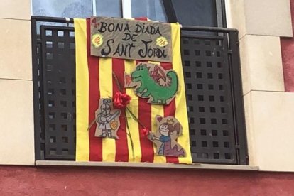 Aquestes són les imatges que ens heu enviat del vostre Sant Jordi confinat. Participa enviant-nos els teves imatges a través de les nostres xarxes socials o a través del correu segrecom@segre.com