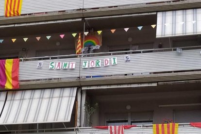 Aquestes són les imatges que ens heu enviat del vostre Sant Jordi confinat. Participa enviant-nos els teves imatges a través de les nostres xarxes socials o a través del correu segrecom@segre.com