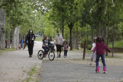 Una família, durant la seua sortida a Agramunt.