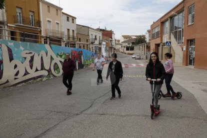 En patinet, bici o a peu, els nens van aprofitar l'hora