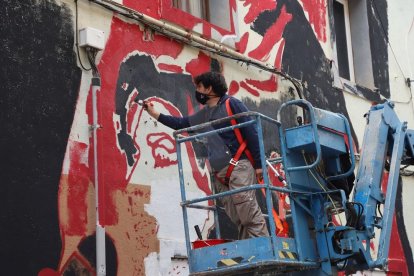 Primer festival a Lleida ciutat en què cinc artistes 'decoren' amb murals carrers del Centre Històric