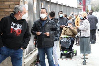 Las medidas anticovid han provocado colas en los colegios
