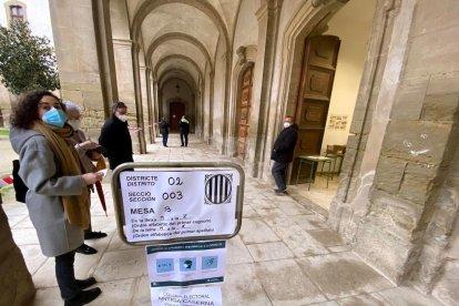 Las medidas anticovid han provocado colas en los colegios