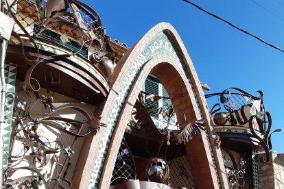 Envia'ns fotos de balcons i façanes que t'hagin cridat l'atenció.