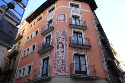 Envia'ns fotos de balcons i façanes que t'hagin cridat l'atenció.