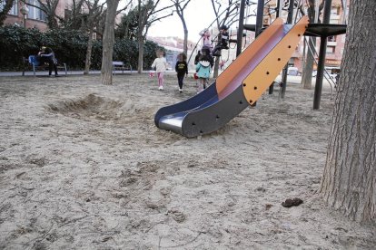 Los vecinos denuncian que los excrementos son habituales en zonas infantiles como estas de Pardinyes y la Mariola.