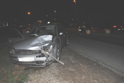 Un vehículo quedó volcado en medio de la carretera tras sufrir una salida de vía en Torre-serona.