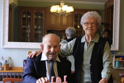 Felicita els teus familiars i amics pel seu aniversari, sant, casament enviant fotos a cercle@segre.com