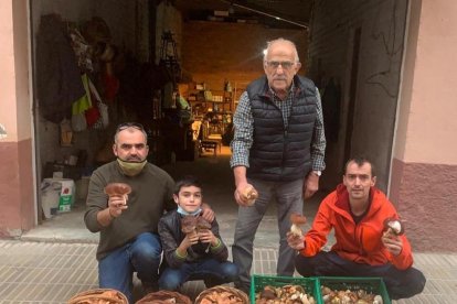 Felicita els teus familiars i amics pel seu aniversari, sant, casament enviant fotos a cercle@segre.com